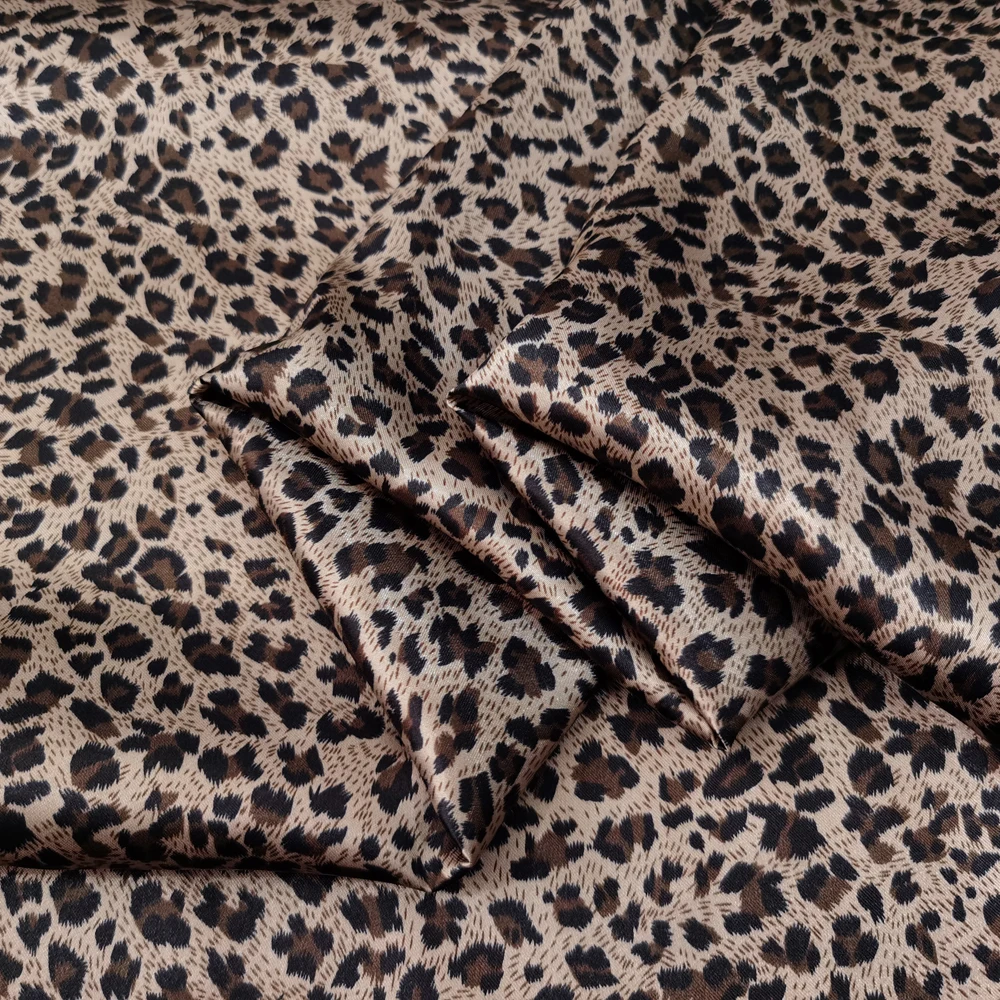 1 Meter x 1,48 Meter Afrika-Leopardenmuster Satinstoff für Schals, Kleider, Pyjamas und Futter – Detail 10