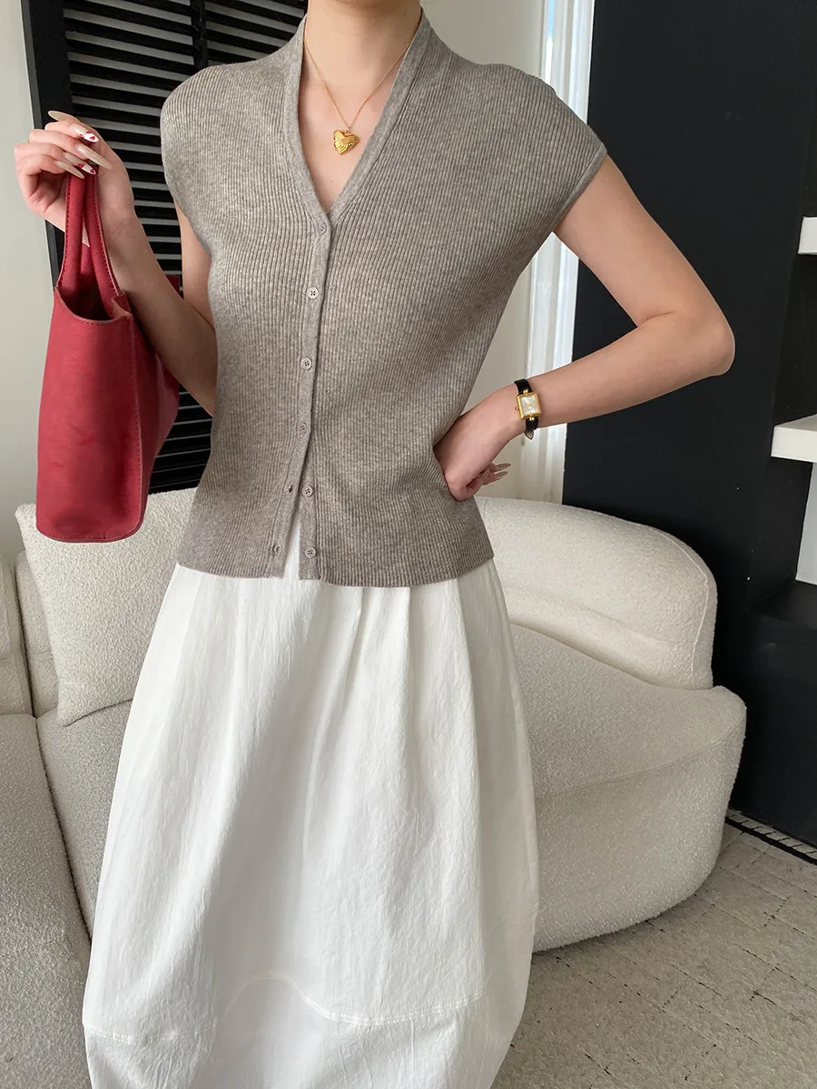 Sommerlicher Damen-Cardigan in unifarbenem, französischem Stil, V-Ausschnitt, figurbetonend, mit Taschen an den Schultern und gestrickten Ärmeln. – Detail 34