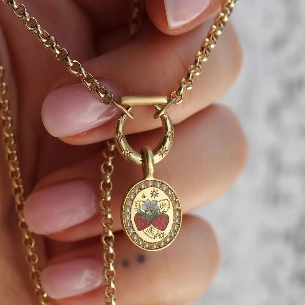 

Retro European Style Strawberry Pattern Necklace Titanium Steel Gilded Strawberry Pendant Luxury INS Strawberry Chain Choker