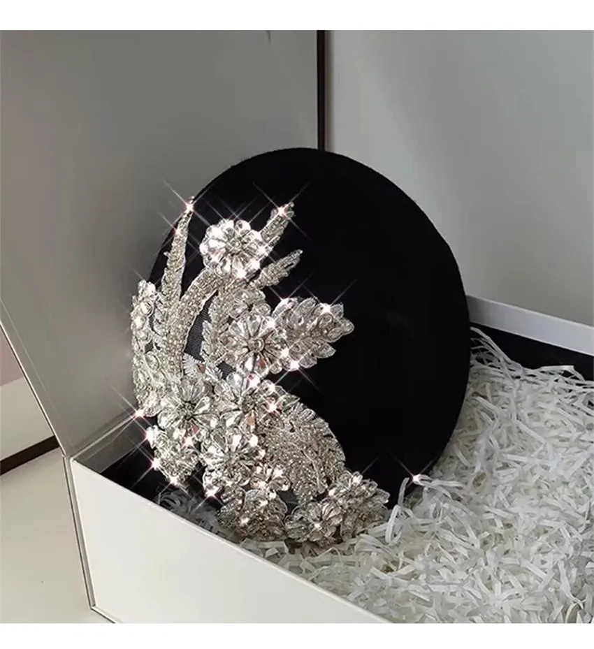 202311 -shi ins elegante diseñador de moda flores de diamantes de imitación de lujo cola de Fénix boina de lana para mujer gorra de pintor de ocio