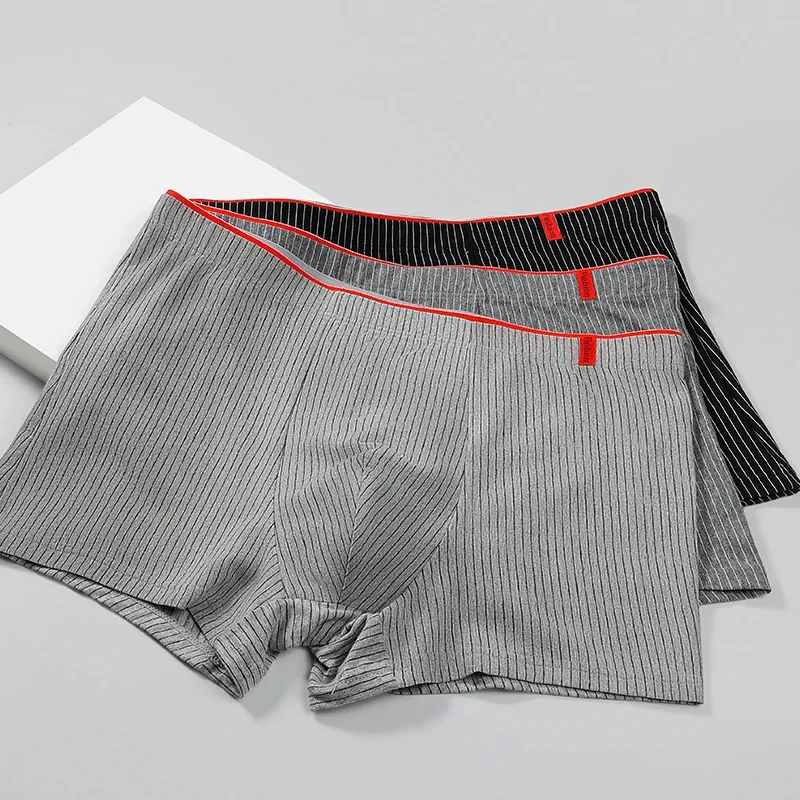 2 Stück antibakterielle Herrenunterwäsche aus reiner Baumwolle. Dies sind viereckige Unterhosen, auch bekannt als Boxershorts, die für Männer entworfen wurden