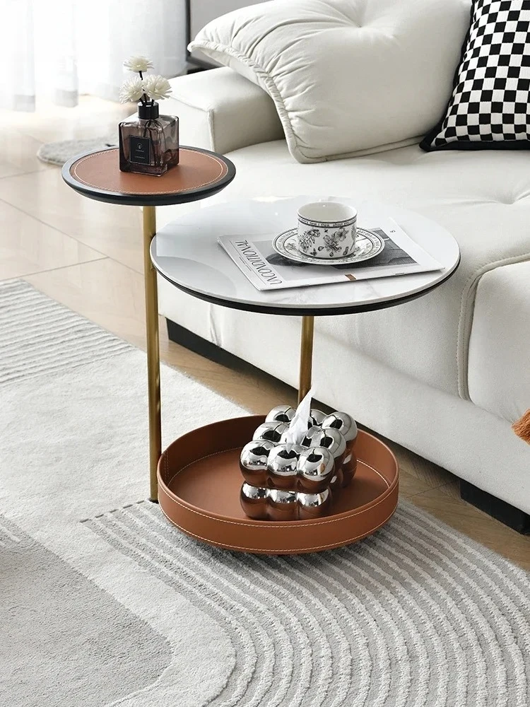 

Итальянское минималистское седло из каменной плиты, кожаный край, несколько современных простых диванов, маленький круглый дизайнерский светильник, роскошный уголок, несколько