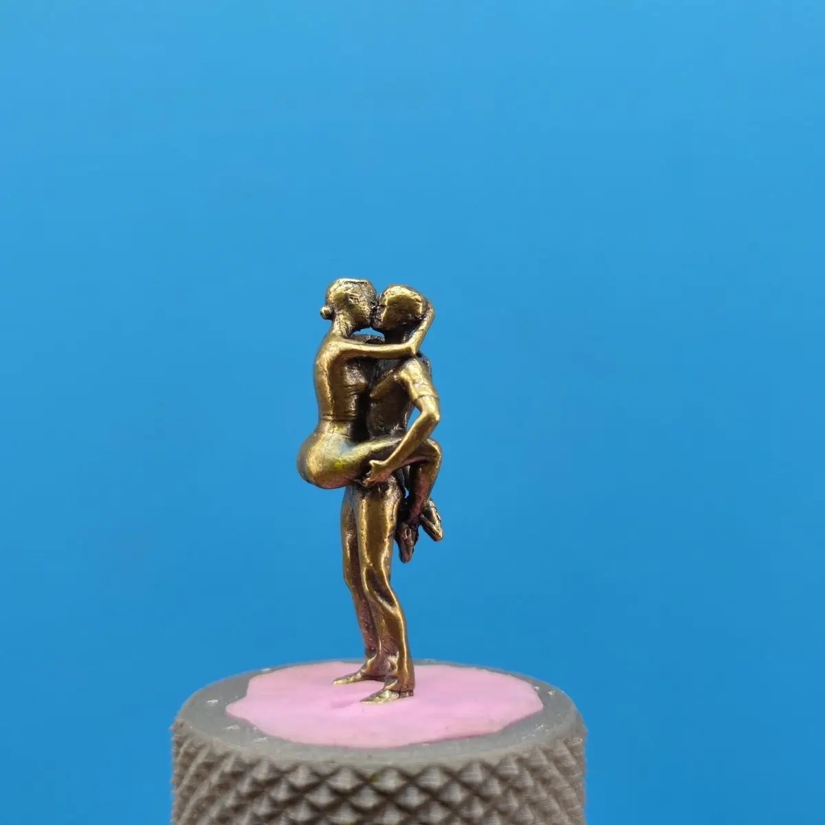 Brass Lovers in Passionate Embrace Kissing Couple Miniature Doll Model Micro Landscape Sandbox White Model Statue Ornament