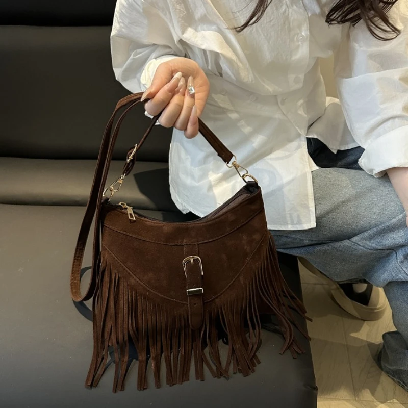 Wildleder-Umhängetaschen mit Fransen und Metallschnalle, verstellbarer Riemen, Halbmond-Umhängetasche im Western-Stil für Damen, für Reisen und den Alltag – Detail 4