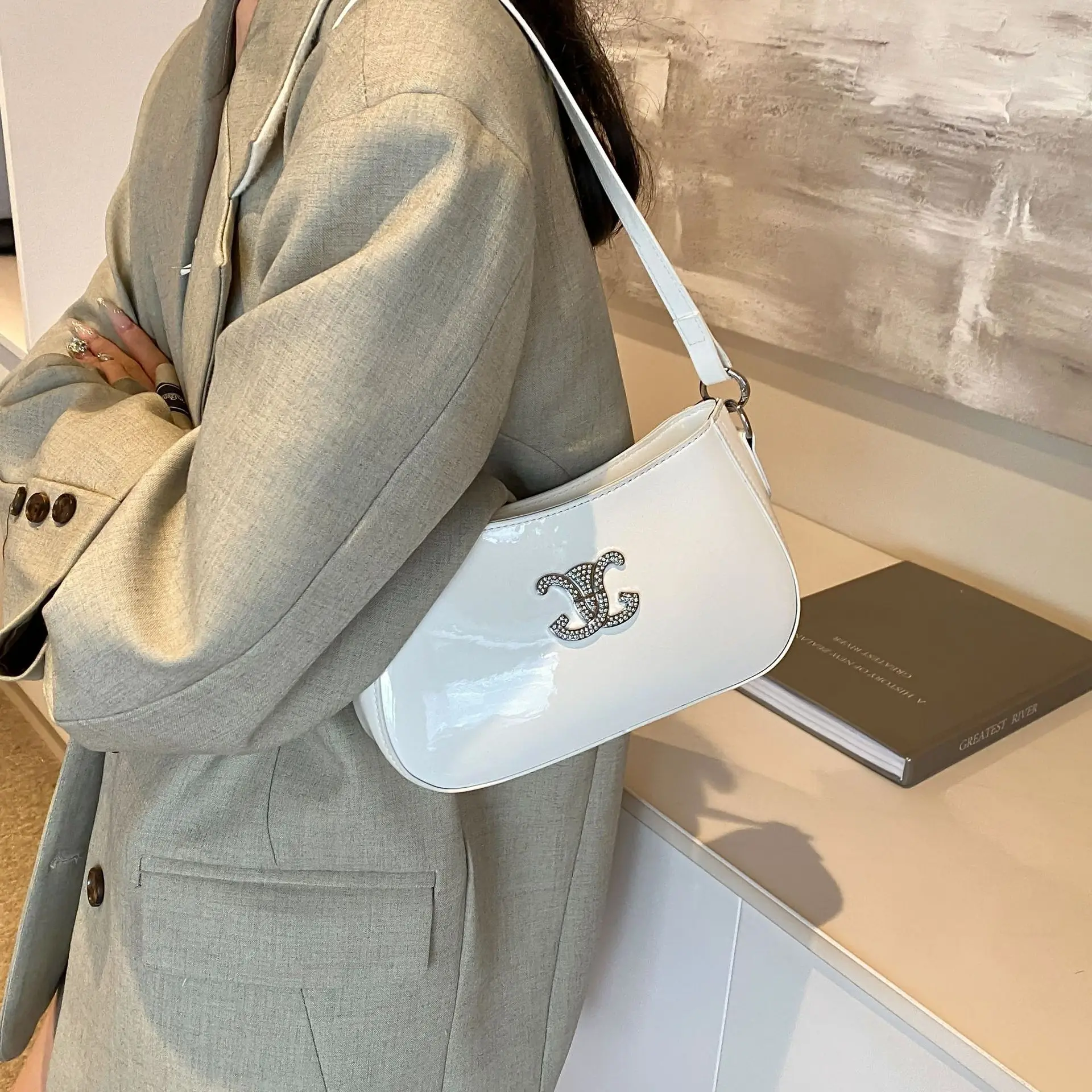 

​ ​ «Новая высококачественная женская сумка подмышки 2025 года — изысканная маленькая сумка через плечо, универсальная модная сумка-мессенджер» ​ ​