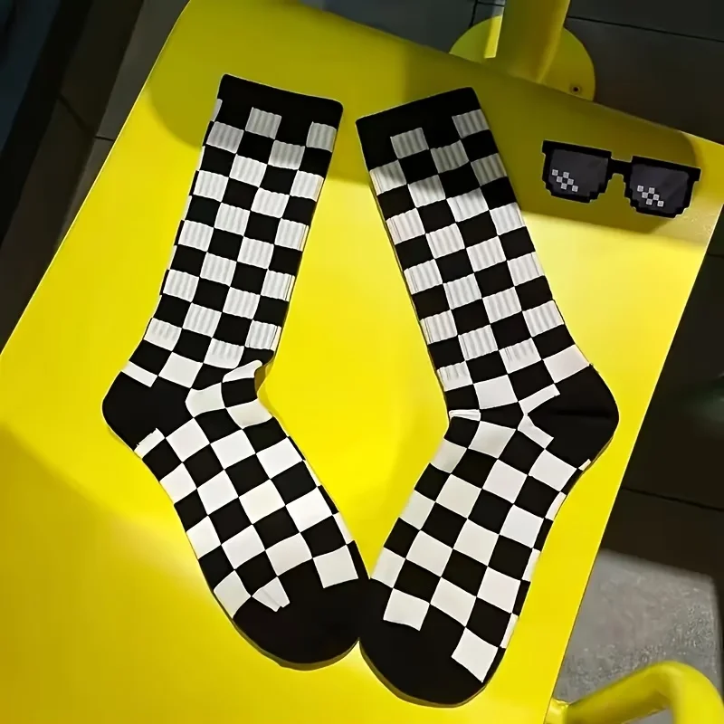 10 Pairs of Black and White Checkered Mid Tube Socks For Couples Classic Checkered Casual Harajuku Street Round Neck Socks