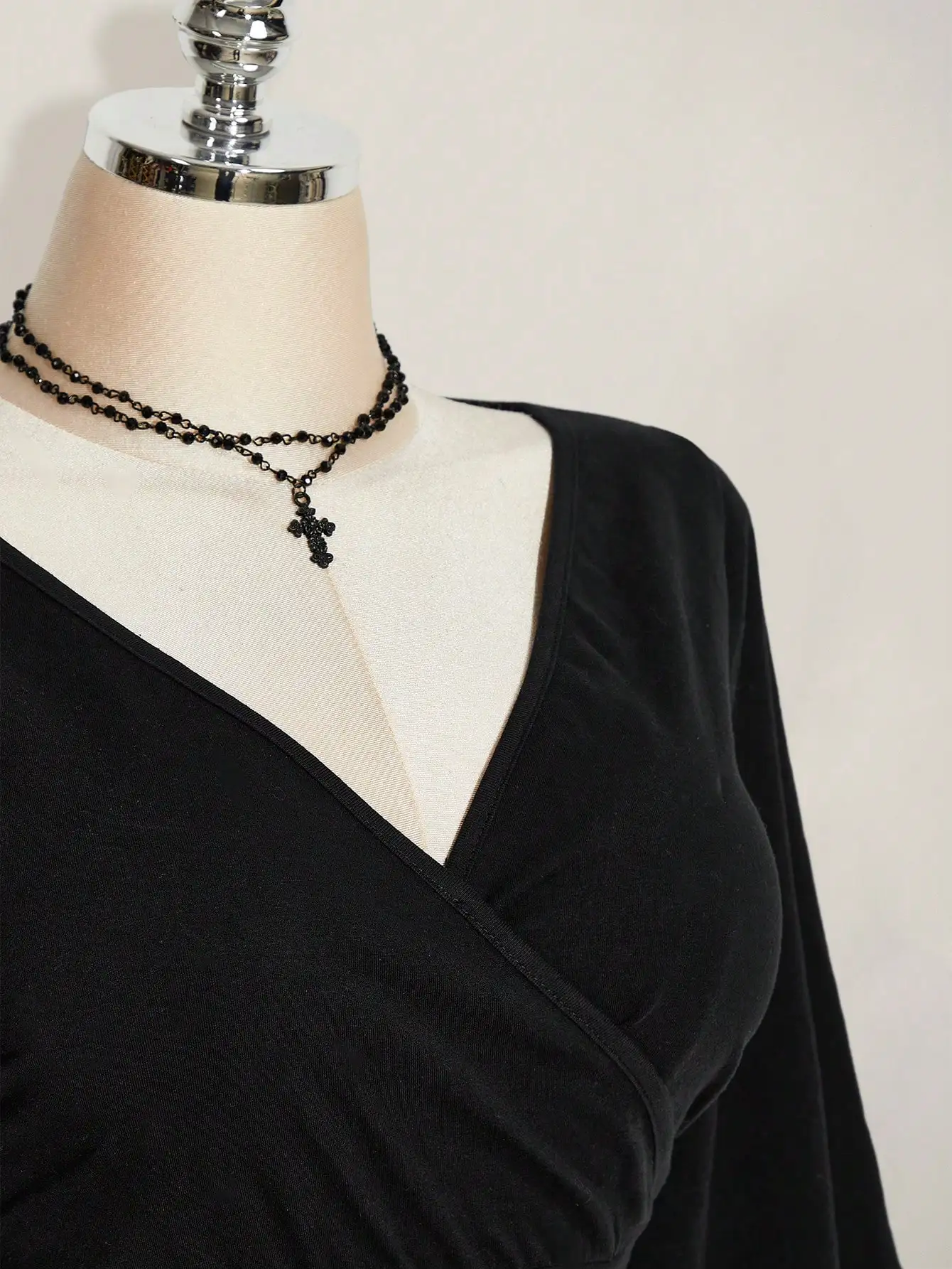 

Черная женская футболка с V-образным вырезом и рюшами на рукавах, облегающего кроя