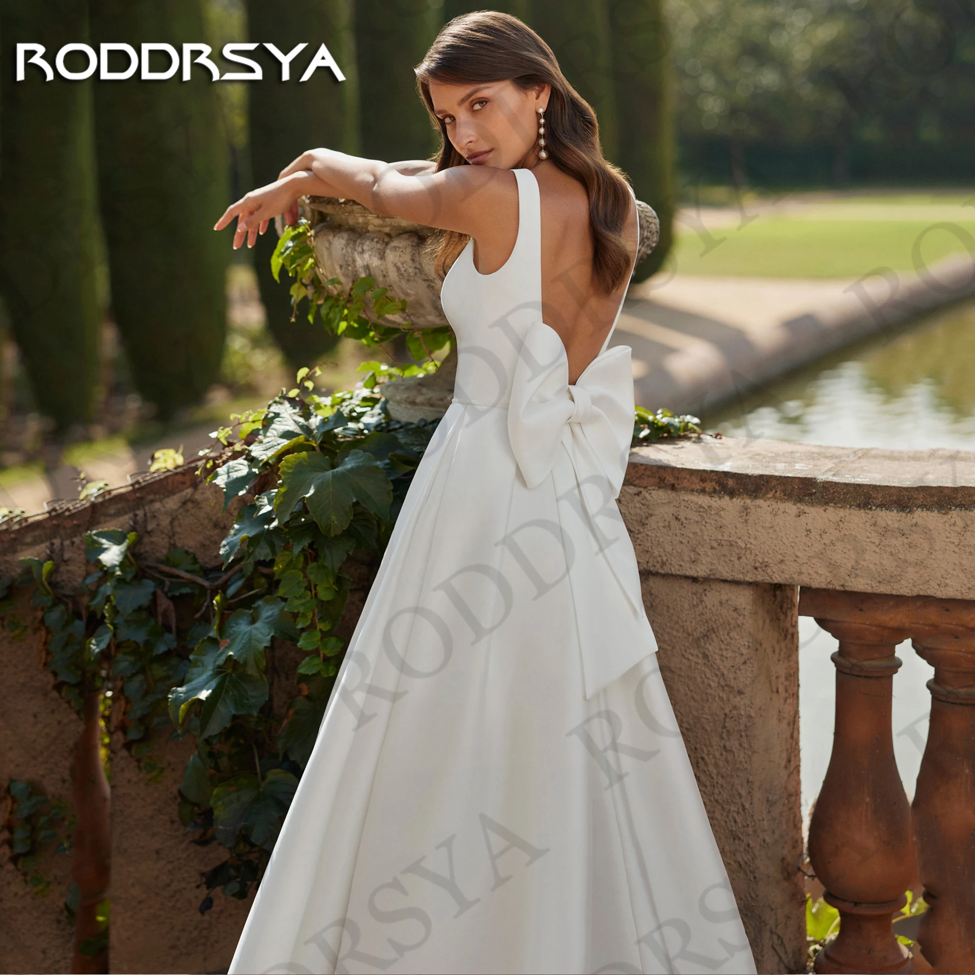 RODDRSYA op maat gemaakt satijn trouwjurk A-lijn elegante vierkante hals bruidsjurk dames backless split Aangepaste Satin Bruidsjurk Een Lijn Elegante Vierkante Hals Bruidsjurk Vrouwen Backless Split