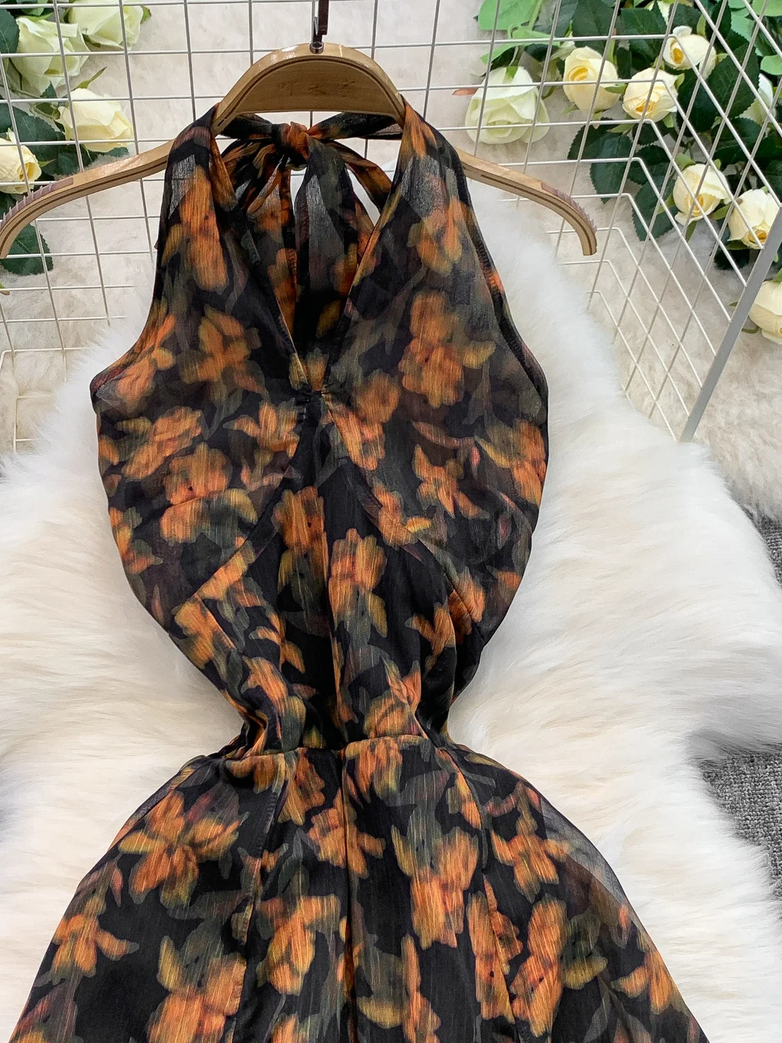 فستان صيفي نسائي بتصميم مثير بدون ظهر ورقبة على شكل حرف V، مع طباعة زهور، خصر مرتفع، وتنورة ماكسي طويلة لتنسيق الجسم.