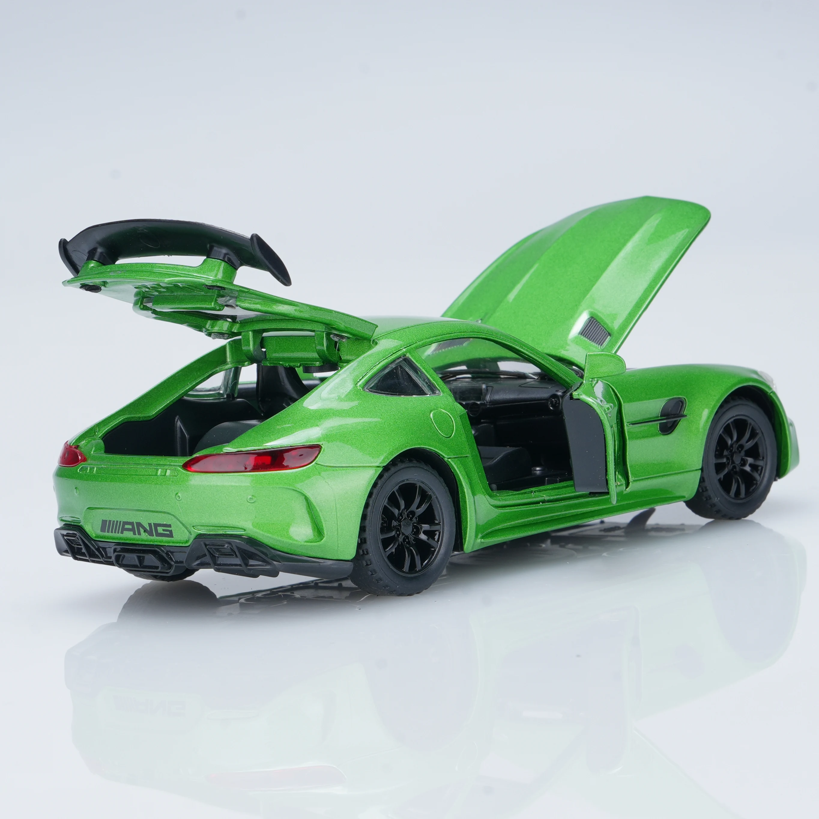 Grünes, vorgefertigtes Druckguss-Legierungsauto im Maßstab 1:32, geeignet für Druckgussautomodell-Enthusiasten, Desktop-Dekoration oder als Geschenk.