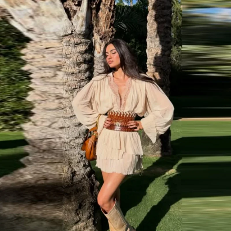 Blusa de Gasa Fluida con Volantes y Dobladillo Escalonado, Cuello en V, Manga Larga, con Ribete de Encaje Beige para Mujer, Colección Verano 2026, Ideal para la Playa