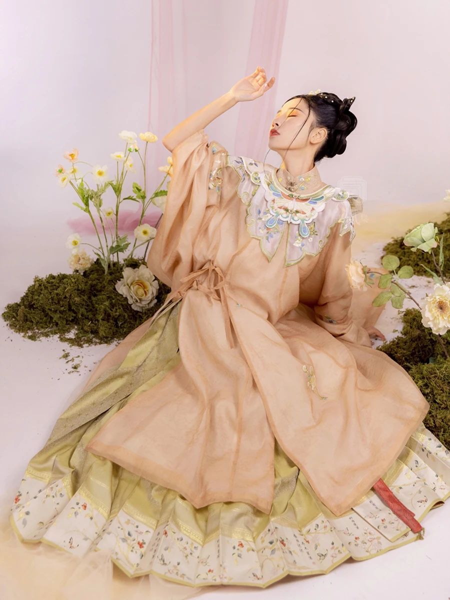 

Оригинальная длинная юбка Hanfu с вышивкой в виде облака и боковой пуговицы с воротником-стойкой и хвостом, традиционная китайская весенняя юбка...