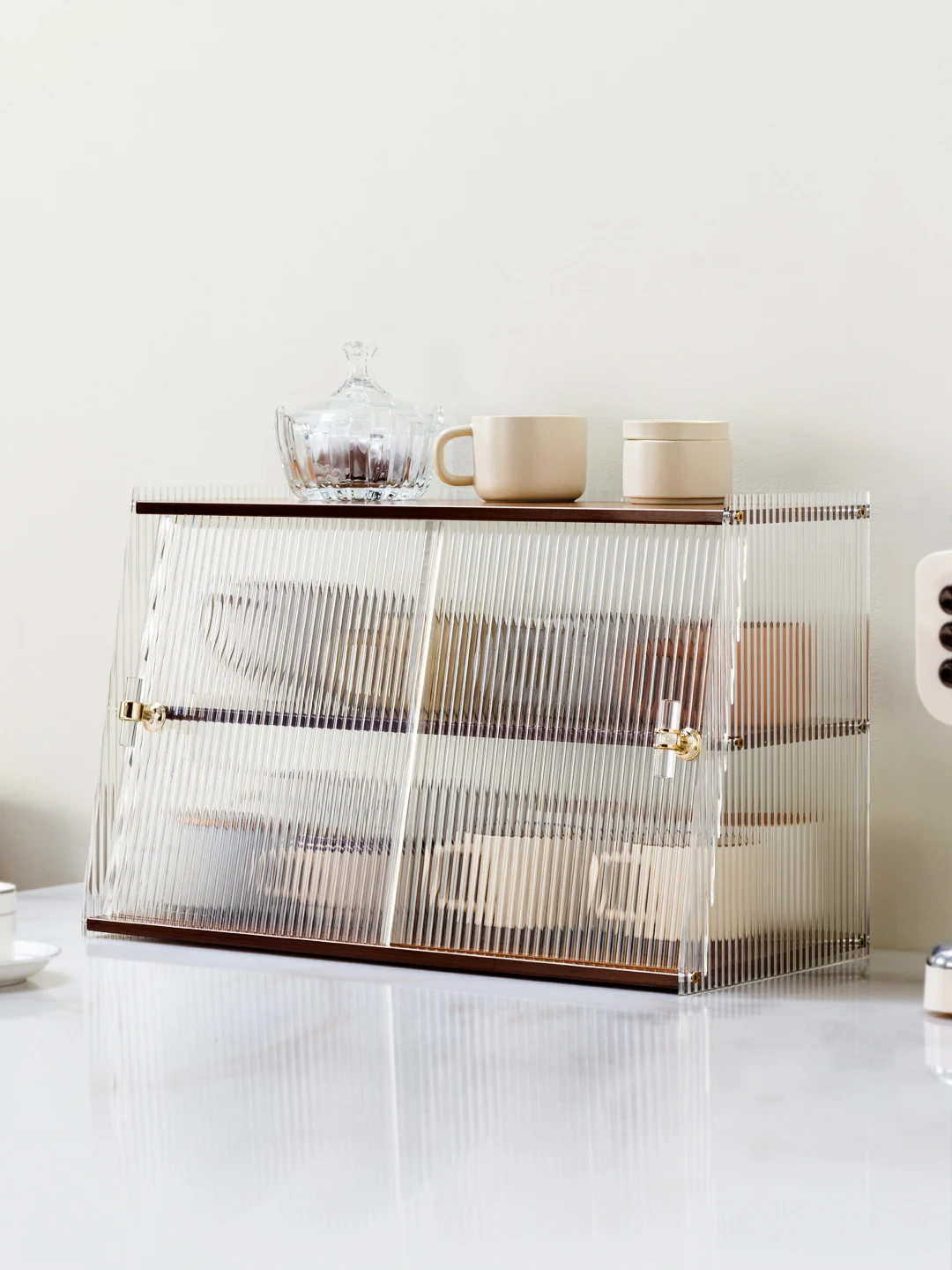 

Acrylic desktop storage box Cup storage rack kitchen table put water cups, tea sets, tableware racks lockers.