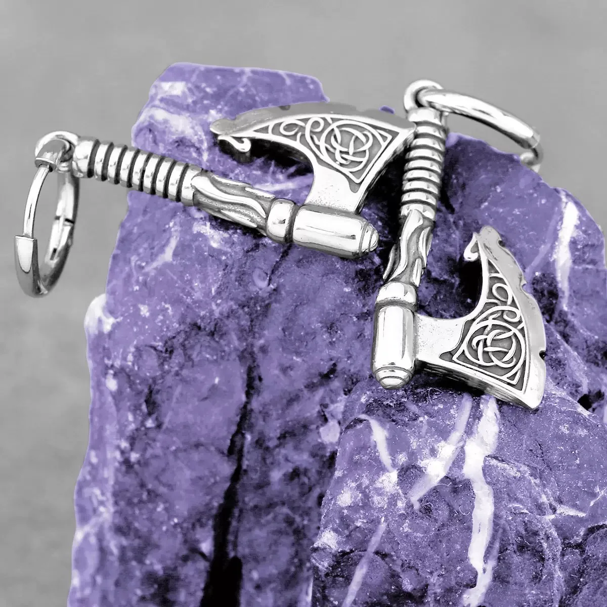 Juego de pendientes de dos piezas, hacha retro vikinga genial para hombre, estilo hip-hop para mujer, orejas de acero inoxidable, joyería, plata y negro