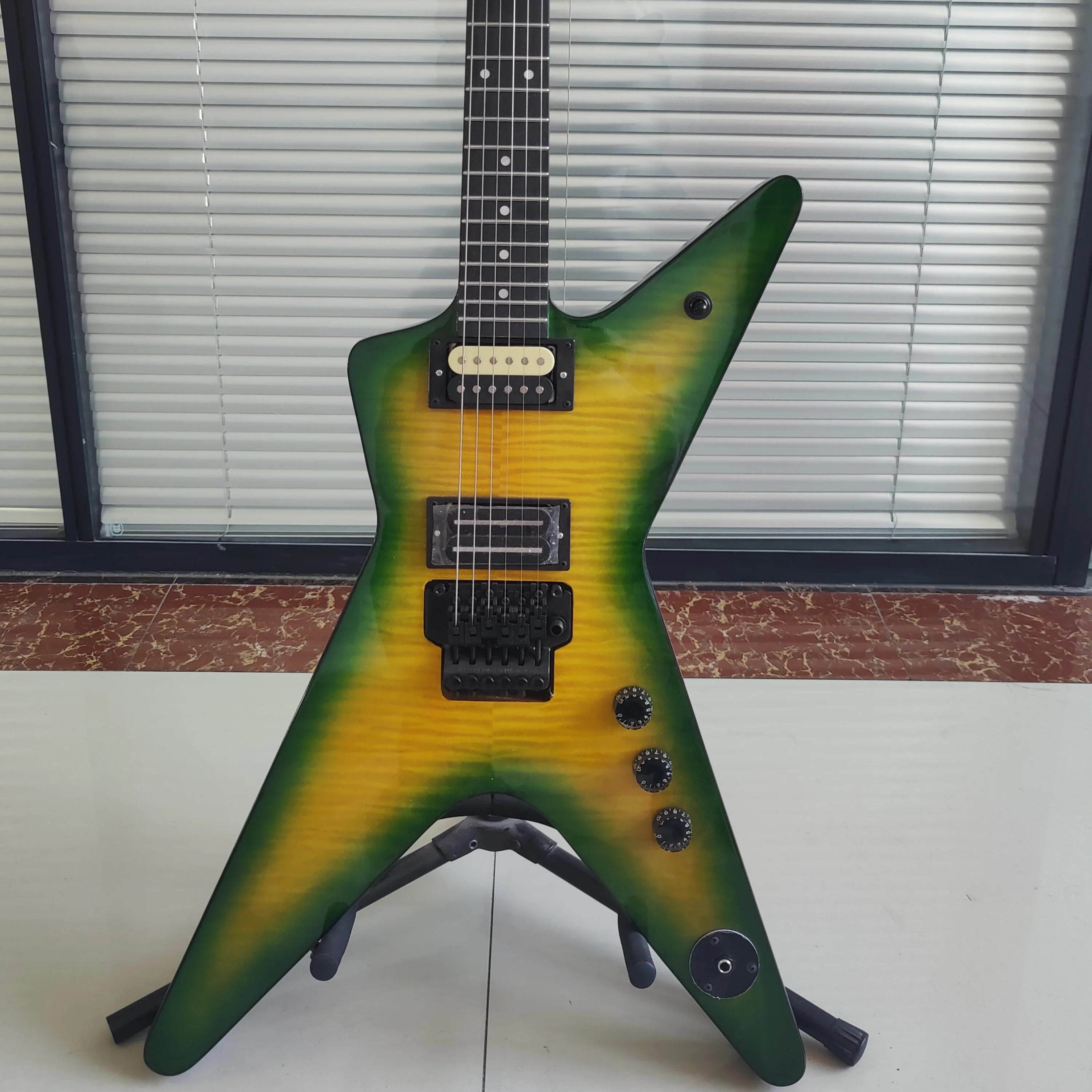 Green‑Yellow Burst Star V‑Shape Electric Guitar Flame Maple Top HH Pickups Double Locking Tremolo Metal Rock Guitar In Storck