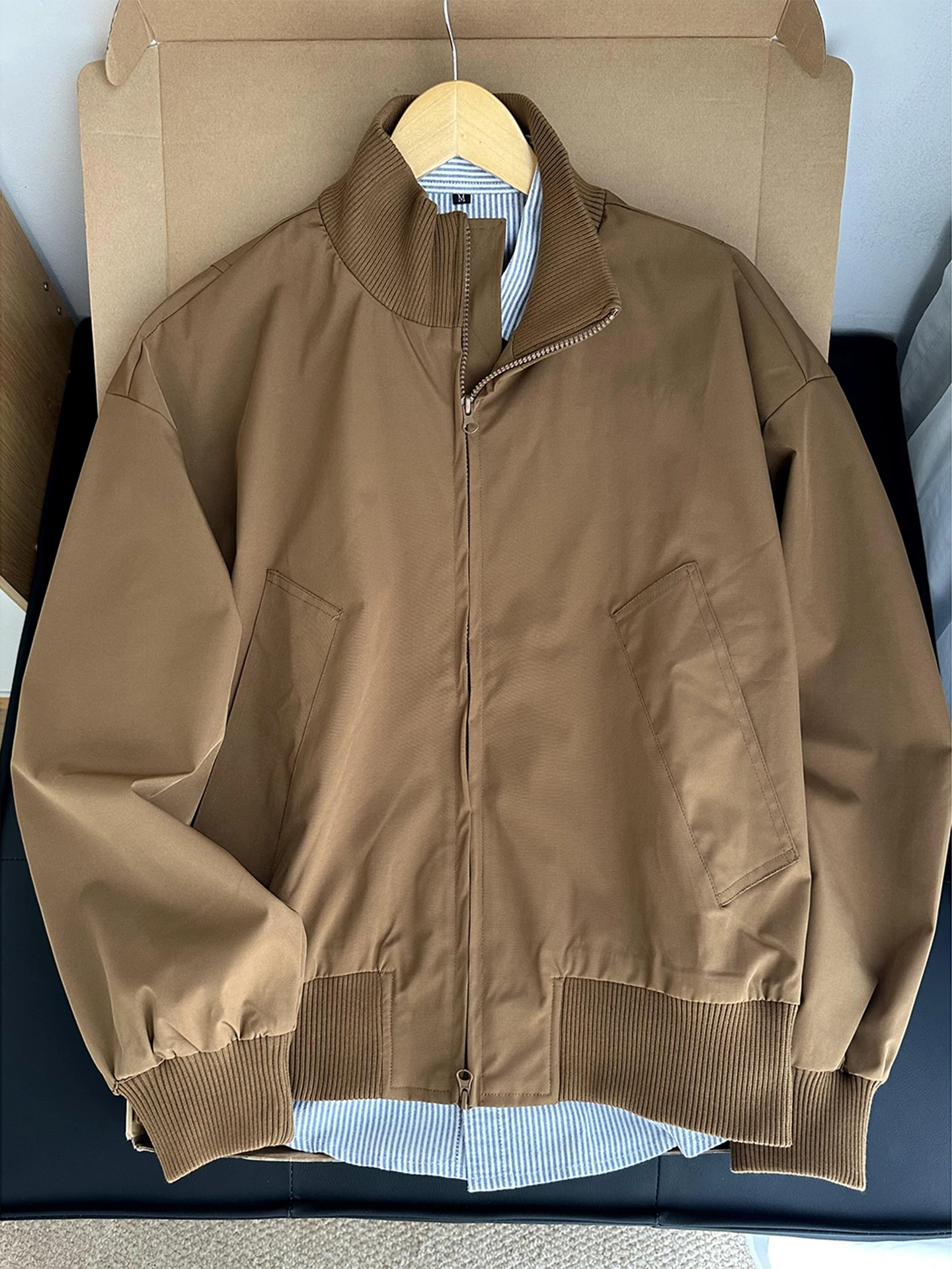 

Коричневая мужская куртка-бомбер с воротником-стойкой в американском ретро-стиле, свободного кроя, молодежная, модная