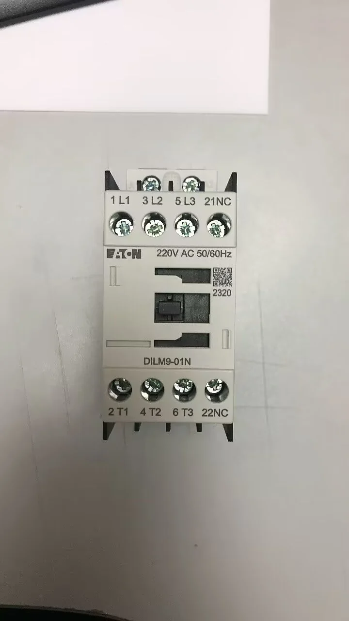 

Новый оригинальный контактор переменного тока Eaton DILM9-01N 220V