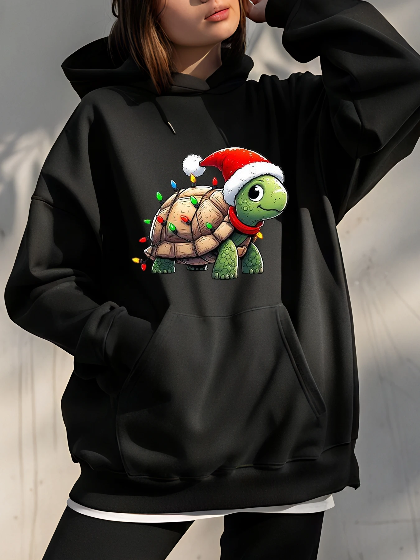 

Рождественская толстовка в виде черепахи с праздничными огнями и шапкой Санты для праздничного ношения