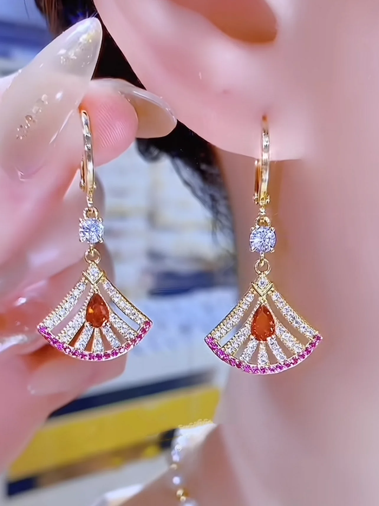 brincos-elegantes-e-modernos-com-micro-pave-de-diamantes-rosa-em-formato-de-leque-–-design-minimalista-de-luxo-joia-de-orelha-versatil-e-estilosa