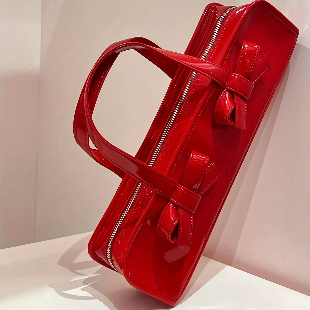 حقيبة حمل عصرية على شكل فيونكة للنساء. أحمر لامع/أسود، كبير وسحاب. مثالية لأي مناسبة. اشتري الآن!