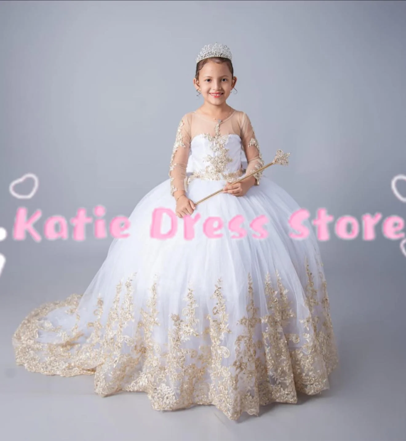 Weißes, maßgeschneidertes Tüllkleid mit bauschiger Spitze und Blumenapplikationen für Mädchen, geeignet für Hochzeiten, Geburtstage, Erstkommunion und Ballkleider.