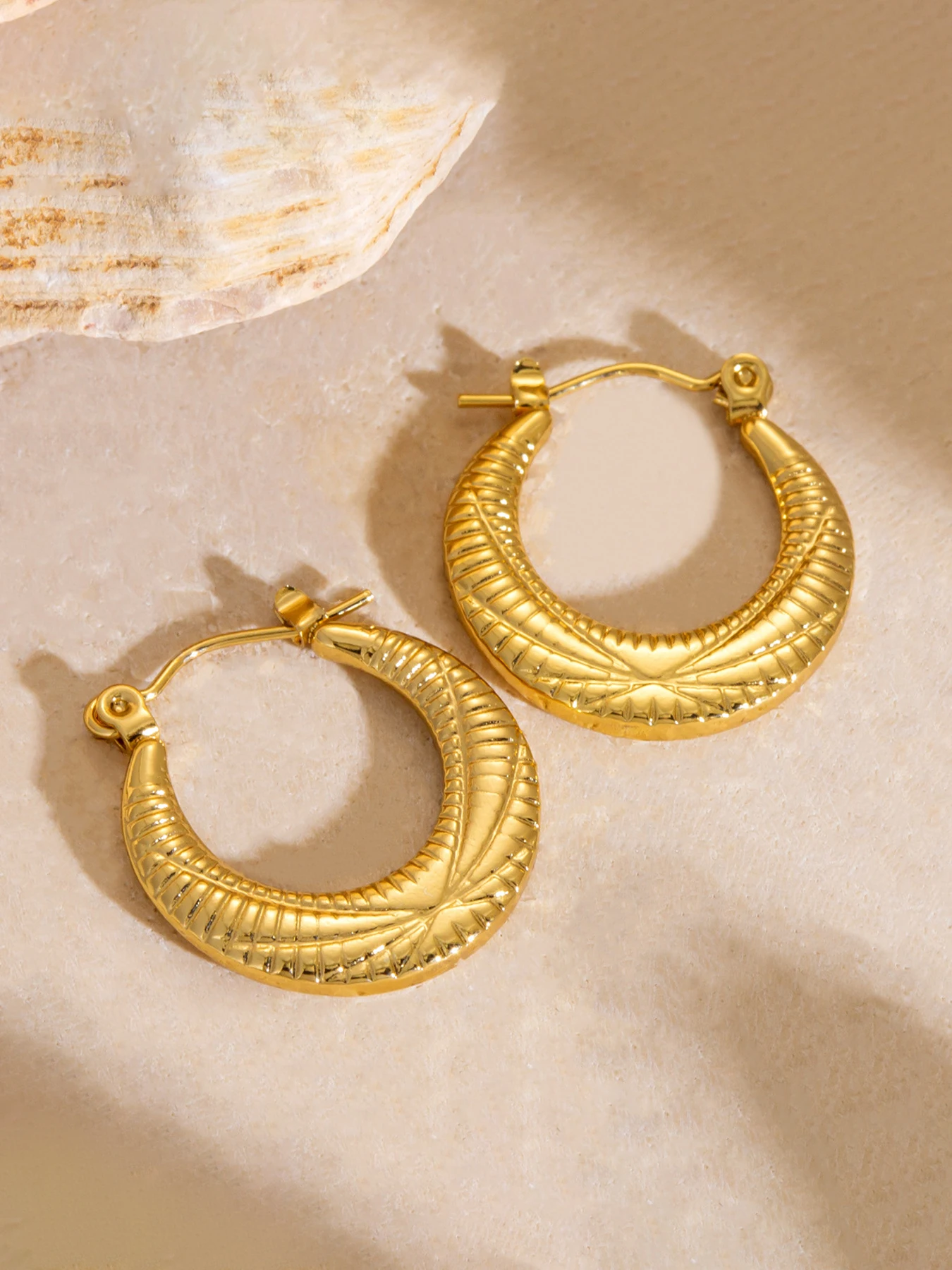 

High-End Cold-Weather Unique Asymmetric Texture Ear Jewelry, Trendy C-Shaped Stainless Steel Stud Earrings, Sexy Style for All S