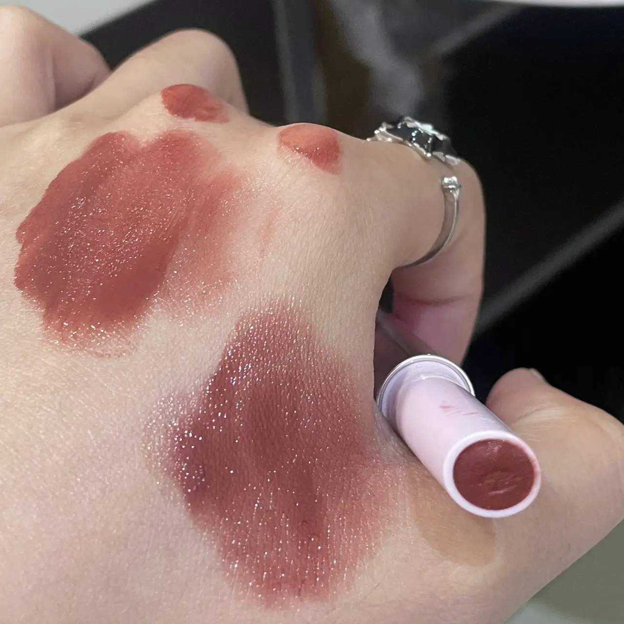 Peach Blossom Press-On Lip Gloss Moisturizing and Glossy Long-Lasting Non-Fading Non-Stick Cup Ultra-High Color Rendering Solid Lip Gloss Women's Cosmetics Travel Wedding Role Play Valentine's Day Gift Christmas