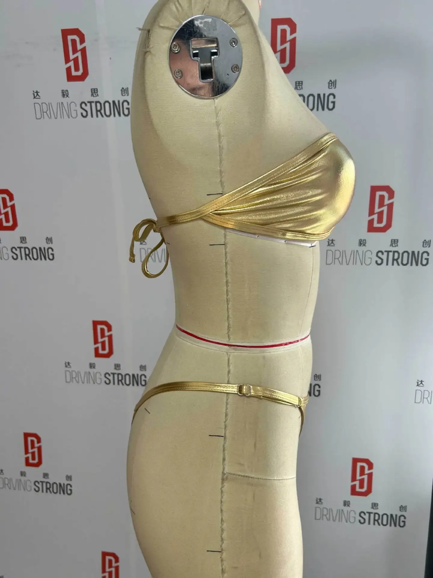 Bikini sexy a fascia 2025 Donna Anello in metallo nero dorato collegato scava fuori Micro costume da bagno push up Costume da bagno lucido Perizoma costumi da bagno