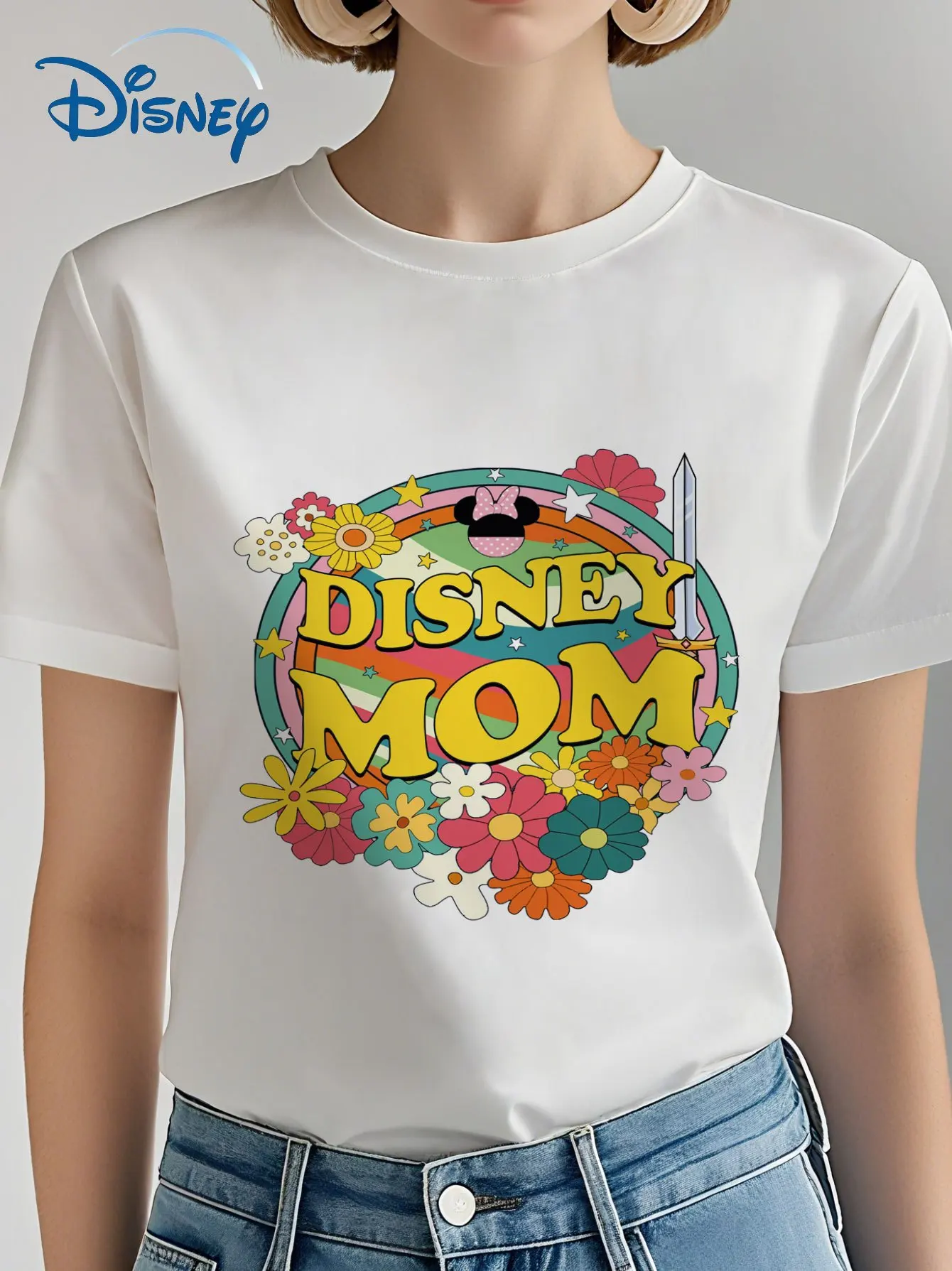 تي شيرت Disney Mom Floral - تي شيرت برسومات كرتونية عتيقة مع زهور وفراشات ملونة، بلوزة ناعمة برقبة دائرية وأكمام قصيرة