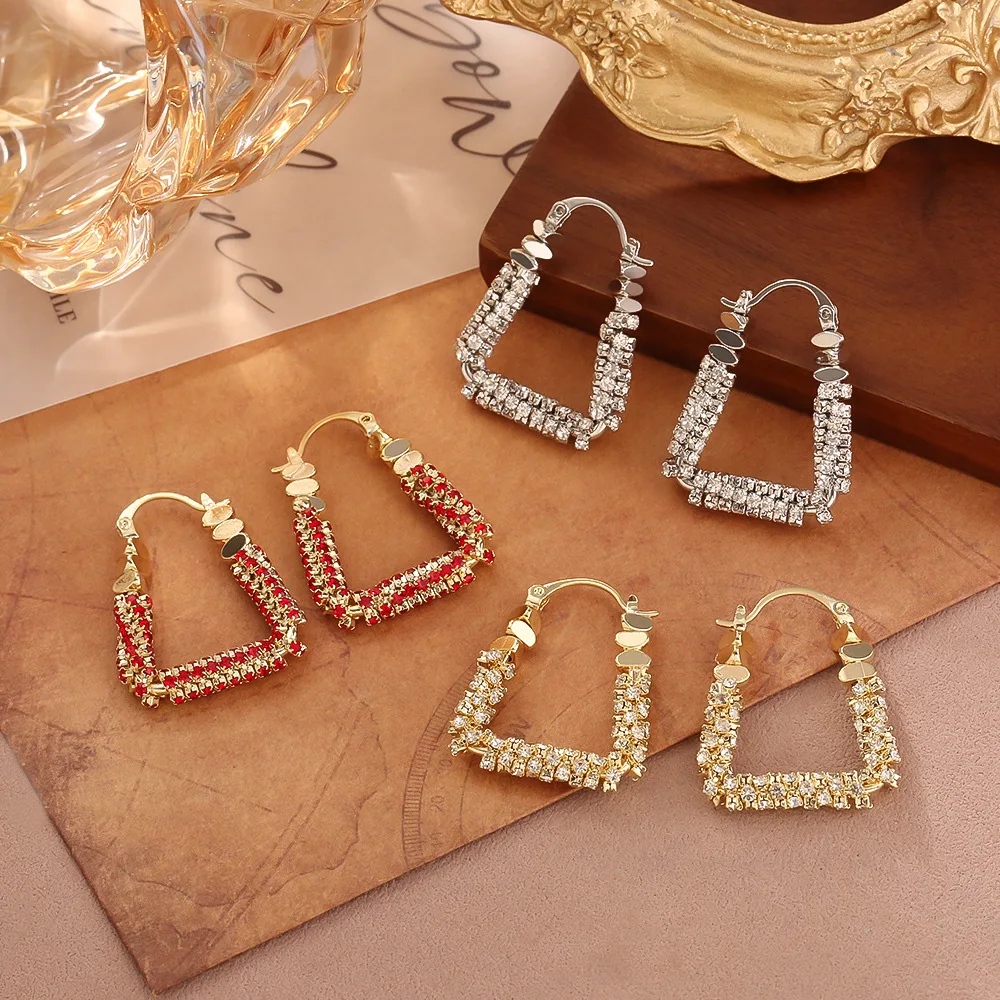 

Fashionable and exquisite full zirconium twisted earrings, light luxury geometric earrings, personalized and versatile earrings