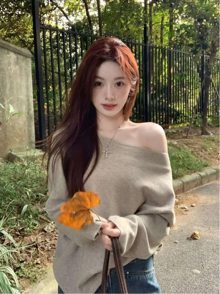 

Мягкий свободный свитер с колючками, женский ранний осенний корейский верхняя одежда с диагональным воротником, ленивый топ высокого класса