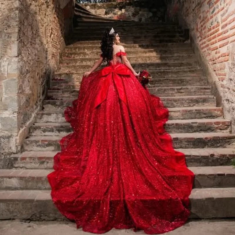 Maßgeschneidertes glänzendes rotes Quinceanera-Kleid, schulterfrei, Spitze, Perlenapplikation, Kristall, langer Schwanz, Schleife, Vestidos de 15 Quinceanera