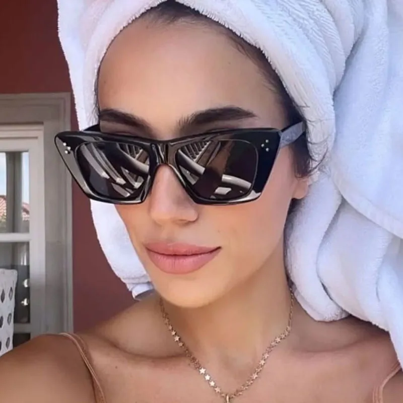 Vintage Cat Eye Women's Sunglasses Classic Fashion Brand Designer Rivets Female Sunglasses Modern Fashion Travel Glasses Eyewear