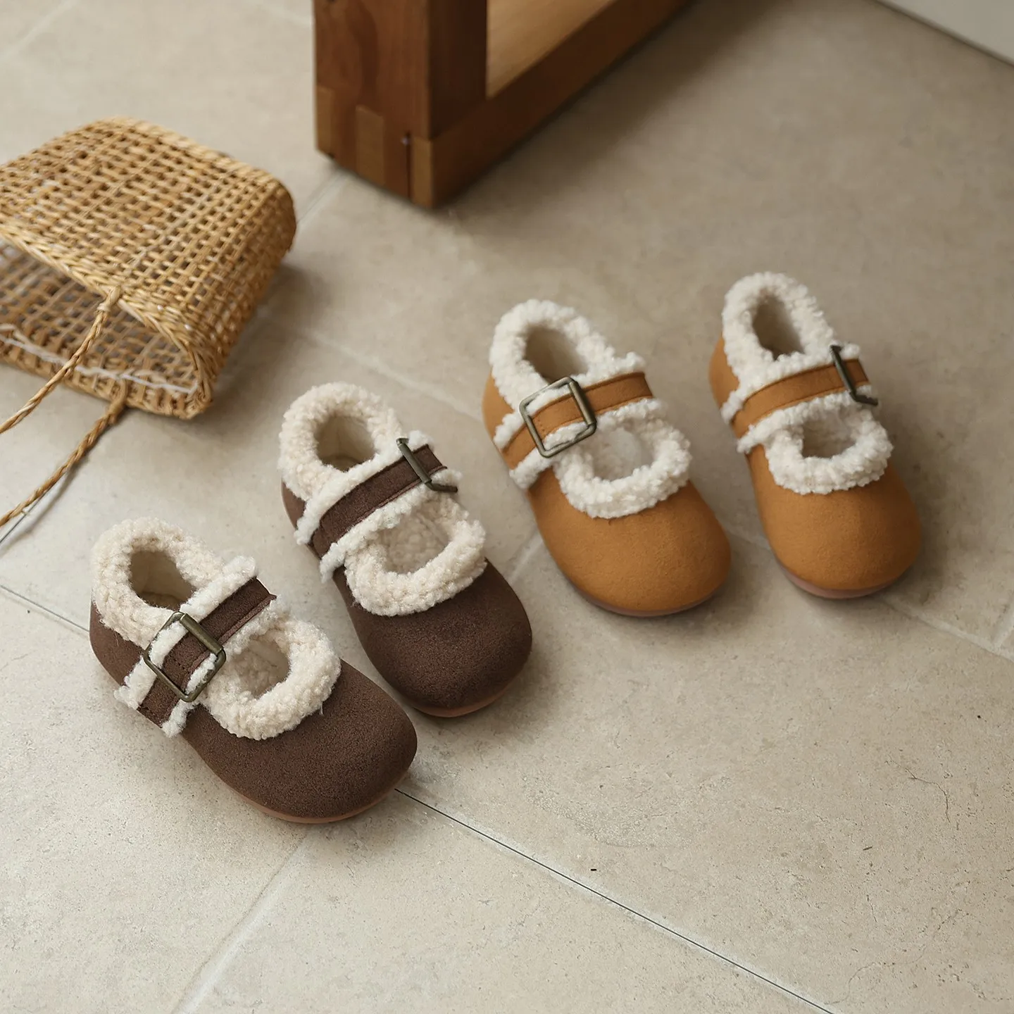 

Детские кожаные туфли с пряжкой и ремешком и плюшевой подкладкой, новинка 2023 года, зимняя обувь для малышей, простые универсальные школьные лоферы на мягкой подошве в стиле ретро