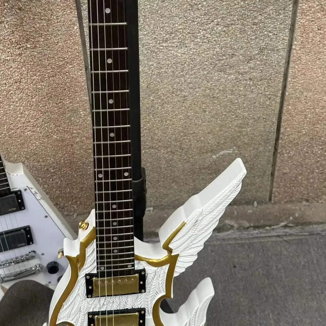 Engraved Angel Wings 6-strings Split Electric Guitar White Body with Gold Rim