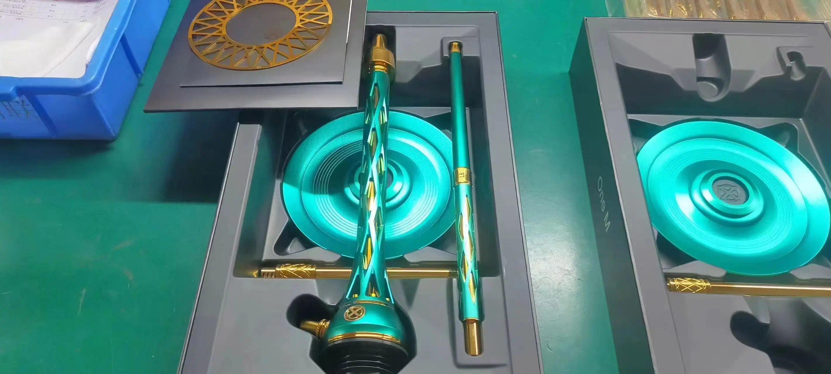 โรงงานรับผลิตบุหรี่ไฟฟ้าแบบสั่งทำพิเศษ รุ่นหรูหรา พรีเมียม ทำจากสแตนเลสคุณภาพสูง ดีไซน์ใบมีด รุ่น One M สีเขียวทอง บุหรี่ไฟฟ้าแบบรัสเซีย