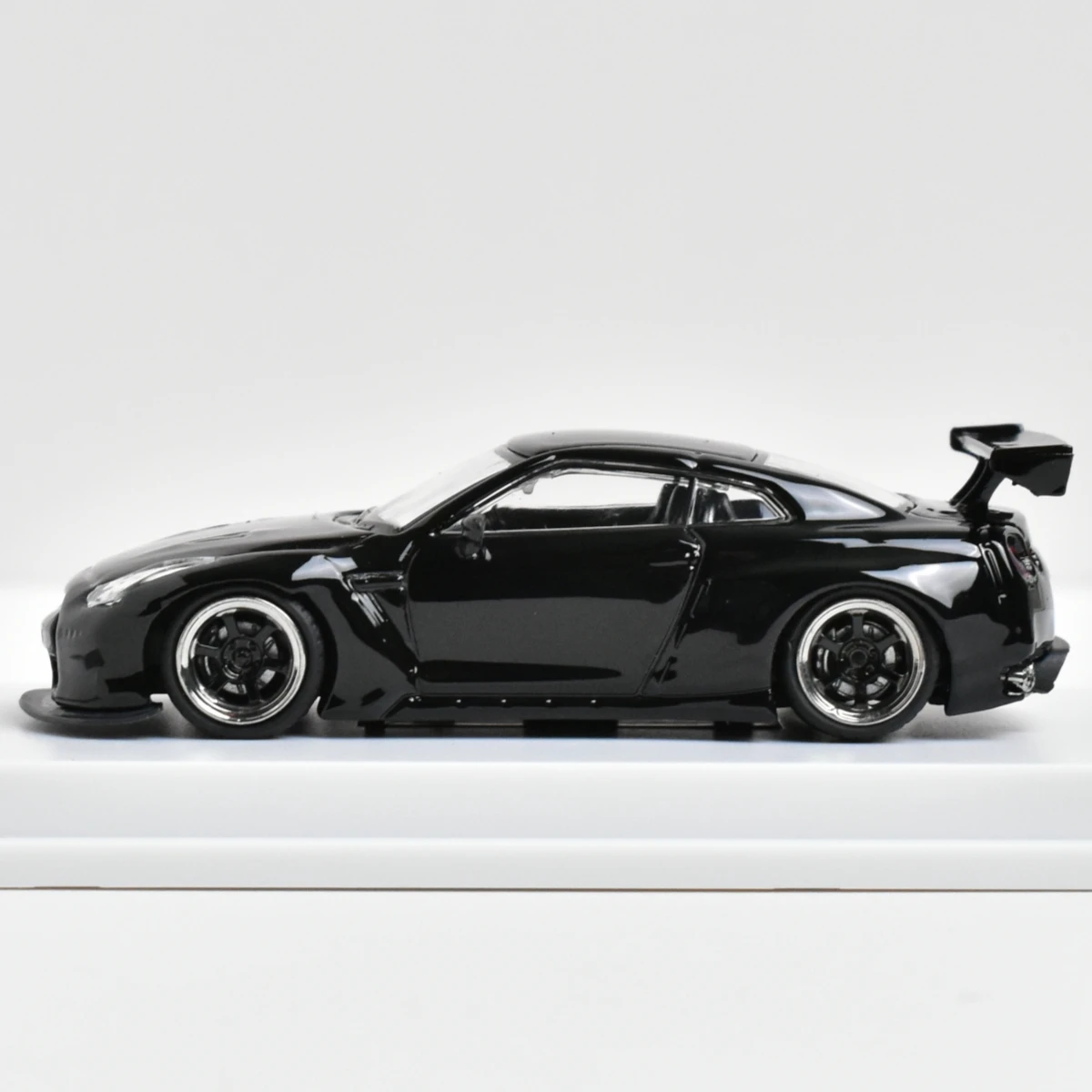 Flame 1:64 GTR R35 Diecast Model Car