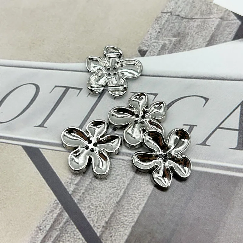 

20 шт./лот, 15/20 мм, четыреглазый цветок, металлические серебряные пуговицы, платье, рубашка, свитер, украшение, сшитые вручную пуговицы N635