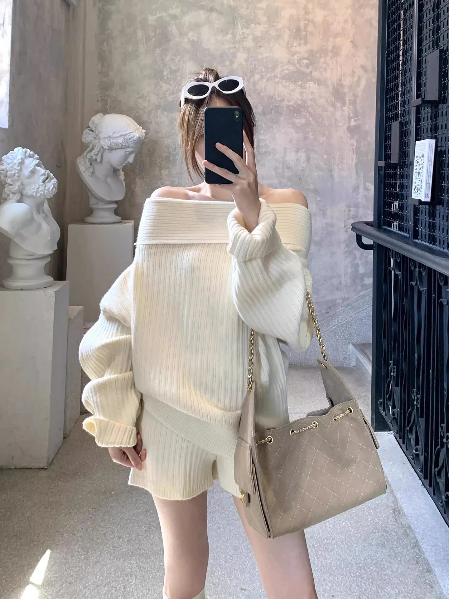 

Модный укороченный свитер на одно плечо и орты с высокой талией, женский мягкий вязаный комплект, осень 2024, модный утягивающий наряд