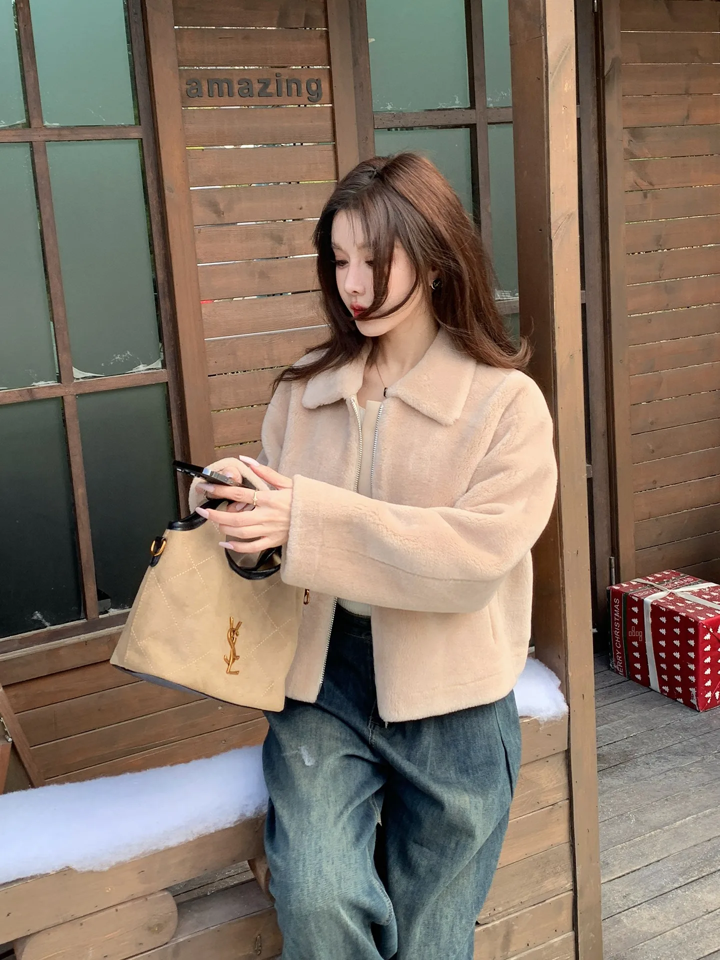 Novo Casaco Feminino 2025 de Couro e Lã com Gola de Zíper e Pelo de Cordeiro, Confortável e Quente para Uso Diário