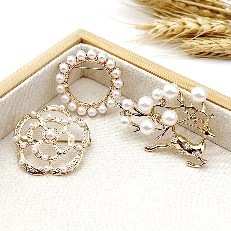 Fashion Design Rhinestone Pearl Series Brooch Spring Summer Styles Wreath Deer Pins Woman Daily Colthes Button Small Accessories