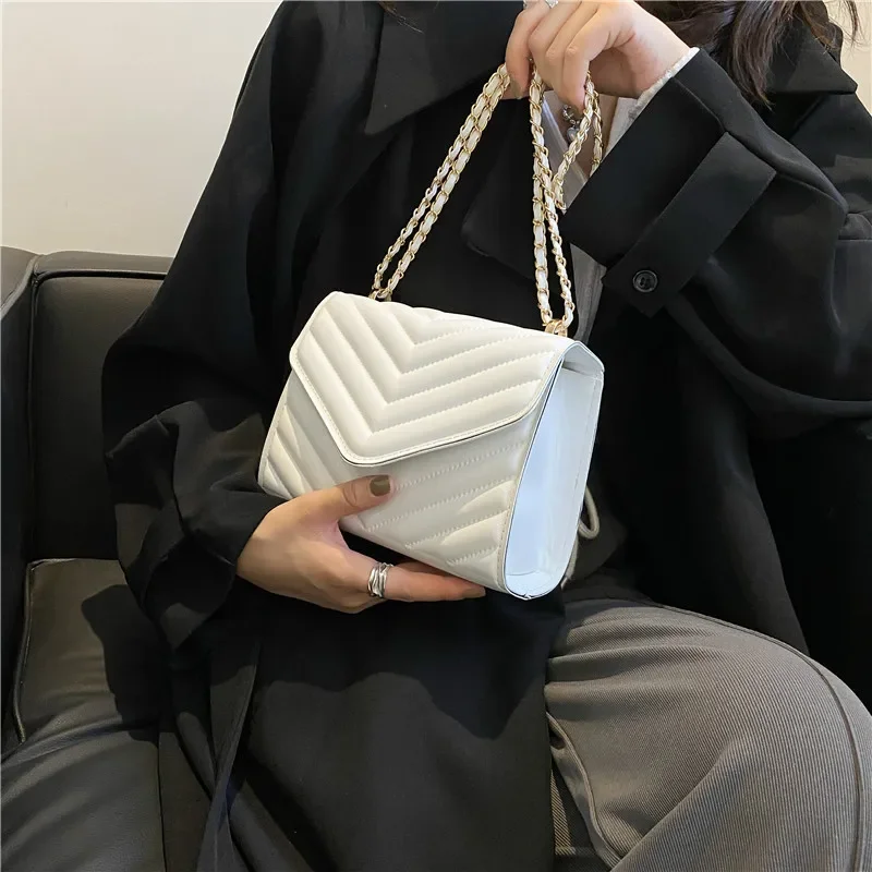 Bag women's classic niche design wave Internet celebrity fashion chain shoulder messenger bag ins versatile small square bag