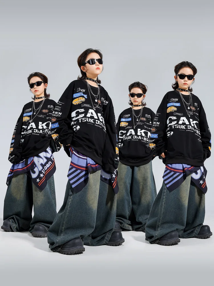 

Детская одежда в стиле хип-хоп: свитшот с черными надписями, синие джинсы, свободные брюки для мальчиков и девочек, костюм для групповых уличных танцев