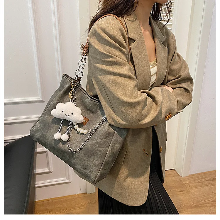 Damen Tie-Dye Denim Schultertasche mit Wolkenanhänger und Perlenkette – Lässige Alltags- und Schultasche für Damen – Detail 11