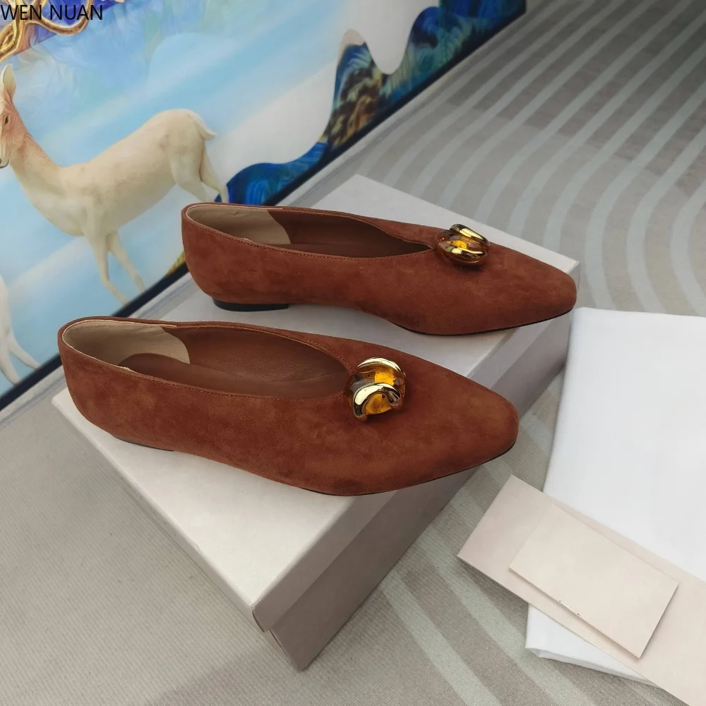 Beautiful and elegant lightweight single-heeled women's new flat leather shoes with gemstone buttons for ballet dancing