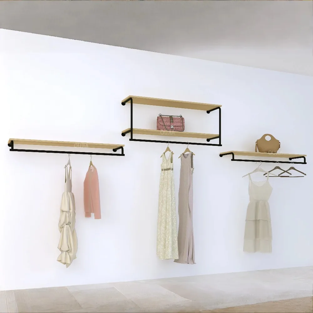 Étagères murales présentant une large gamme de styles vestimentaires pour les magasins de vêtements