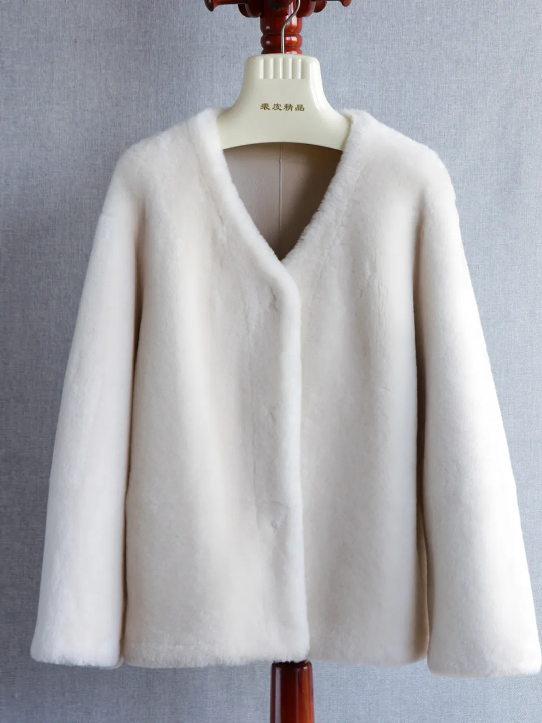 في عام 2025، سترة من فرو صوف ميرينو الأسترالي المتكامل من الفرو متوسط الطول ورقبة على شكل حرف V معطف من الصوف الحقيقي