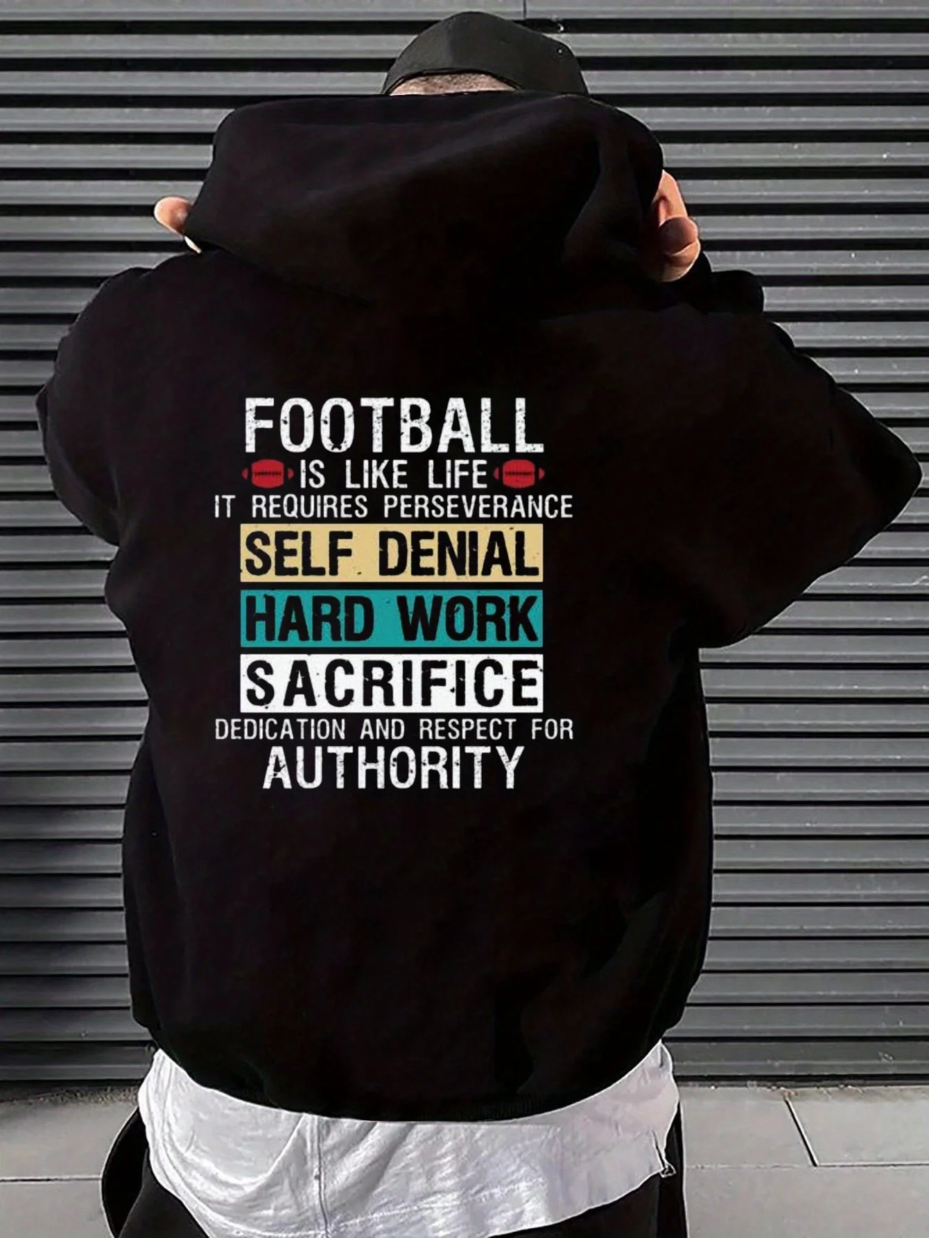 

Мужская толстовка с капюшоном Football Life вдохновляющая — черная с бирюзовым и золотым футбольным мотивационным принтом на спине