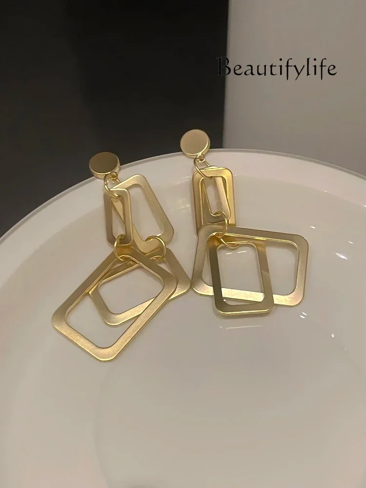 Royal sister lore! Retro Hong Kong style temperament metal style geometric earrings unique new trendy atmosphere personalized