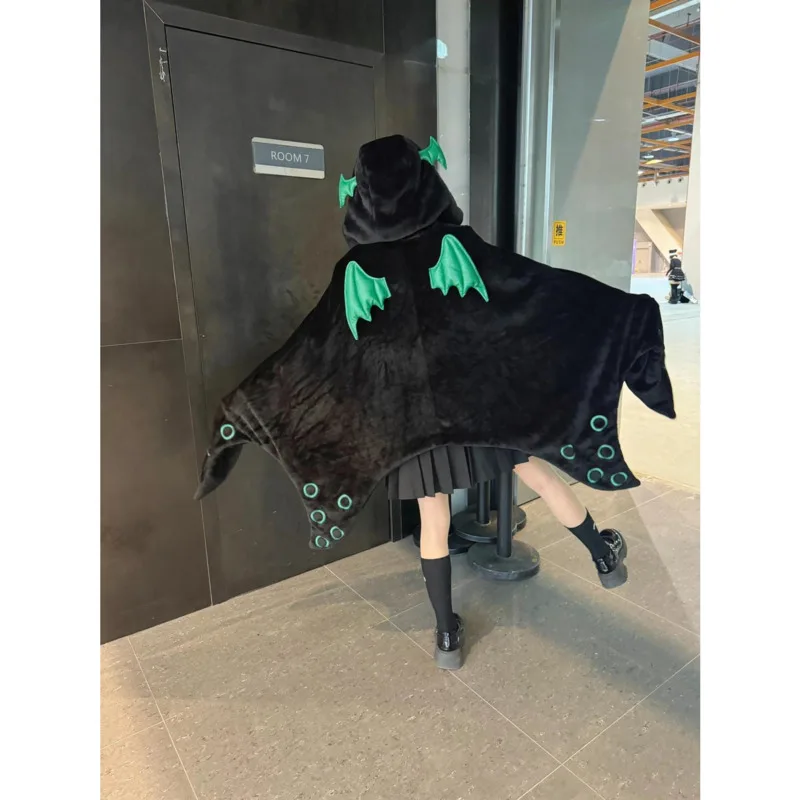 Donkere stijl Octopus koraalfleece mantel Schattig pluche cape met monsterthema en capuchon Nieuwe stijlvolle warme gewaaddeken voor dames met vleugelversiering